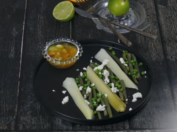 Salade de poireaux et légumes nouveaux à la vinaigrette aux agrumes et aux carottes