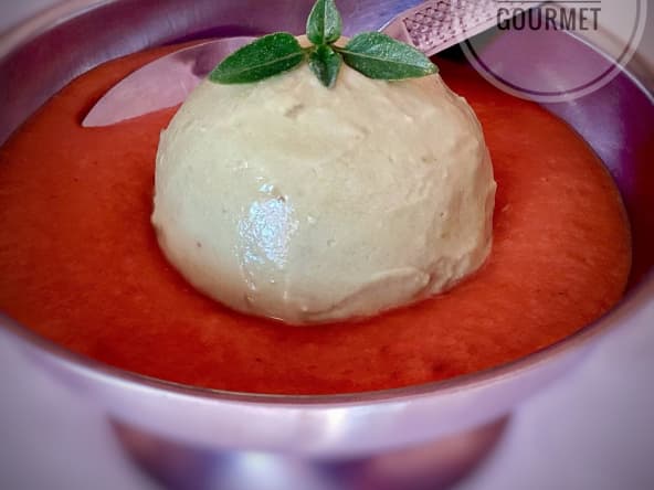 Glace salée à l’avocat au coulis de tomates