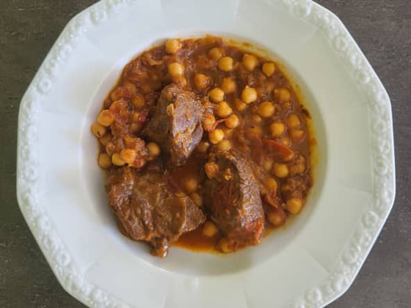 Pois chiches à la viande de bœuf et à la tomate