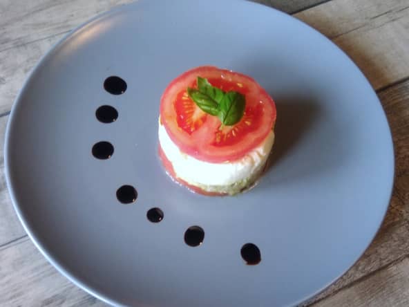 Salade caprese en millefeuille individuel