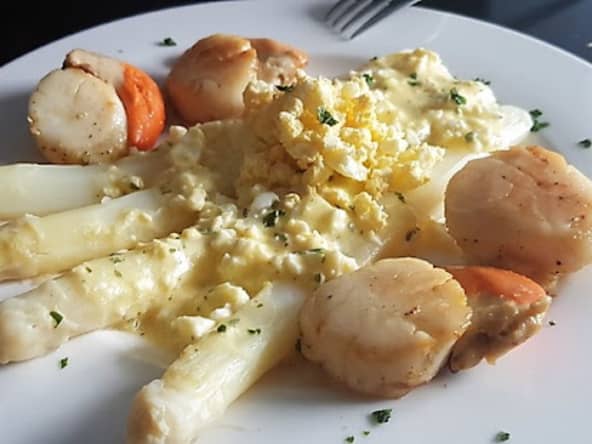 Noix de St Jacques sautées et asperges blanches à la Flamande