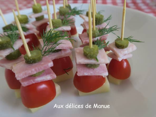 Pics apéritifs tomate cerise au jambon et Comté simples et délicieux