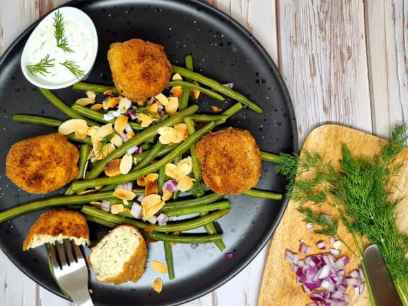 Boulettes de tofu frites et salade de haricots verts