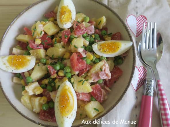 Salade de pommes de terre aux légumes à la poitrine fumée et œufs durs