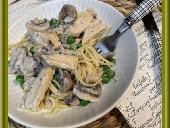 Spaghettis aux petits pois, aiguillettes de poulet et crème de champignons