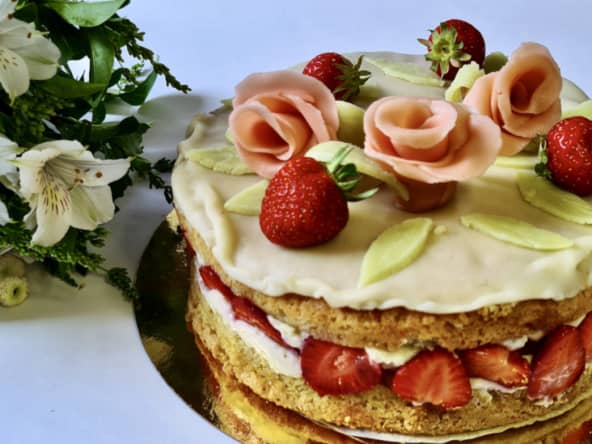 Fraisier à la crème diplomate et décor en pâte d'amande