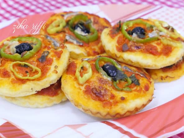 Mini pizza individuelles aux anchois, poivron et piment fort, avec une pâte au lait en poudre et miel