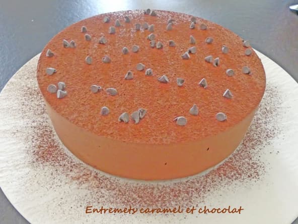 Entremets caramel chocolat noir et croustillant praliné