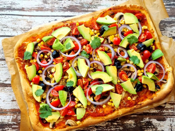 Pizza maïs, avocat et oignon rouge façon mexicaine