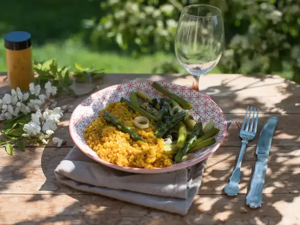 Asperges sautées et lentilles corail au curry, un plat végétarien et printanier