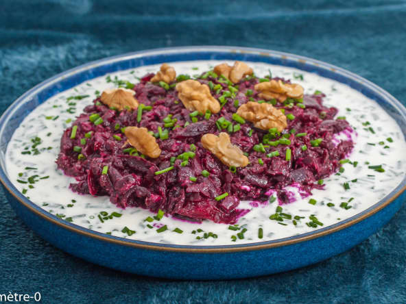 Salade de betteraves rouges aux noix et à la sauce feta