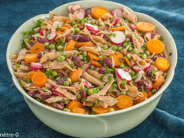 Salade de pâtes et haricots rouges aux légumes de saison, petits pois et carottes