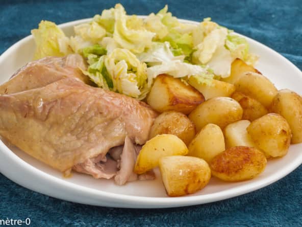Poulet bio fermier cuit à basse température aux pommes de terre nouvelles