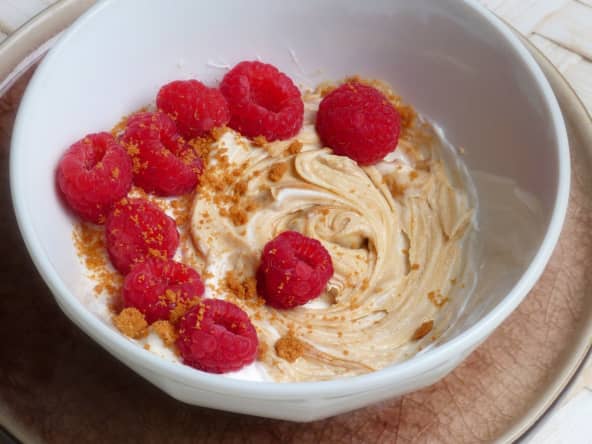 Petits suisses, speculoos et framboises pour dessert minute !