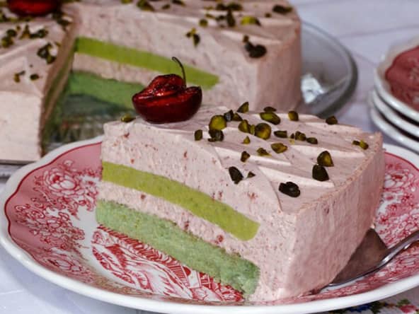 Une mousse cerise sur un biscuit joconde à la pistache !