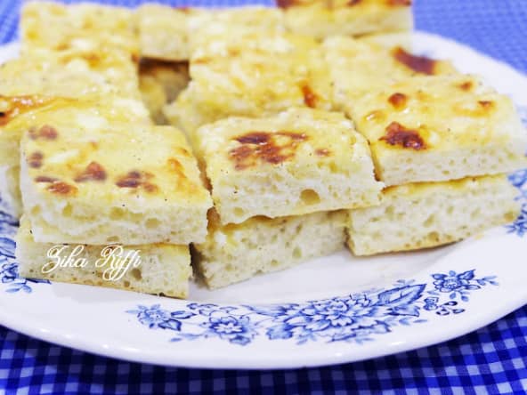 Carrés de pizza blanche à la crème et aux trois fromages