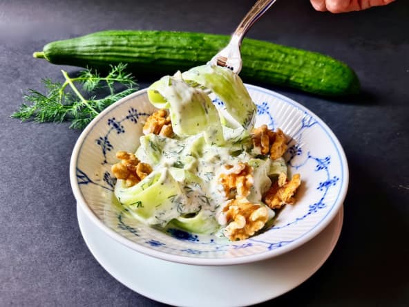 Tagliatelles de concombre au yaourt à l'aneth et aux noix