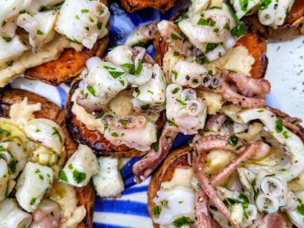 Crostini de patate douce, petits poulpes et crème de cannellini, la finger food de l'été !
