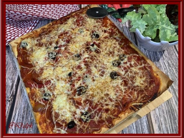 Pizza aux poivrons marinés et chorizo sur une base de sauce tomate