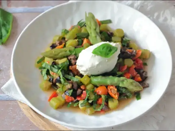 Salade arlésienne aux asperges tomates confites et olives
