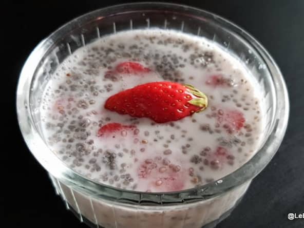 Pudding aux grains de chia, lait d'amandes et fraises