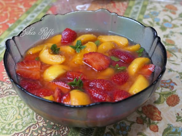 Salade de fruits aux abricots et fraises au sirop de jus de citron