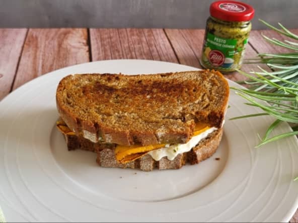 Croque veggie cheese : un croque-monsieur végétarien à la courgette et au pesto