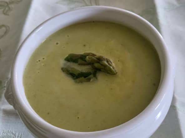 Velouté d'asperges vertes, poireaux et pommes de terre