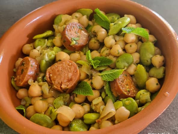 Fèves, pois chiches, chorizo, menthe et oignons