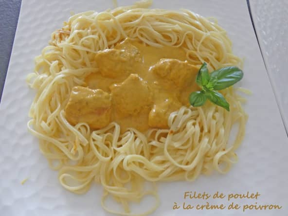 Filets de poulet à la crème de poivron et lait de coco
