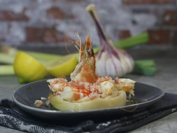 Petits poireaux et crevettes impériales à la poudre de jambon : une entrée facile