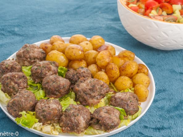 Boulettes Keftedes aux pommes de terre et salade grecque