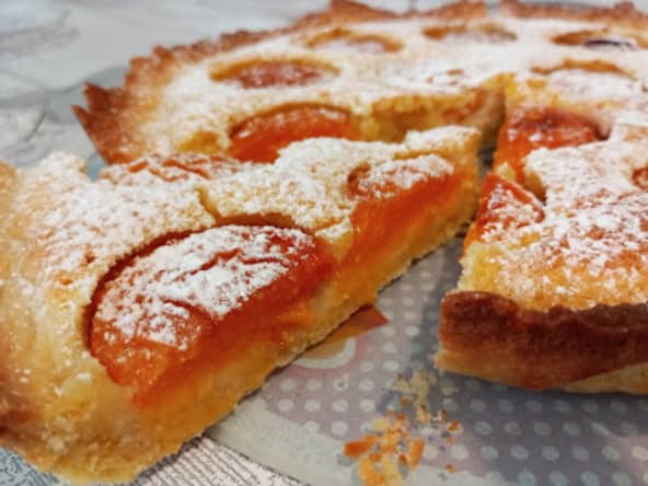 La tarte amandine aux abricots sur crème d'amande