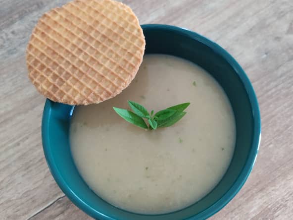Soupe de pêches blanches à la verveine et gaufrettes croustillantes