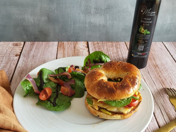 Bagel végétarien à l’halloumi et avocat et sa mayonnaise à l'huile d'avocat
