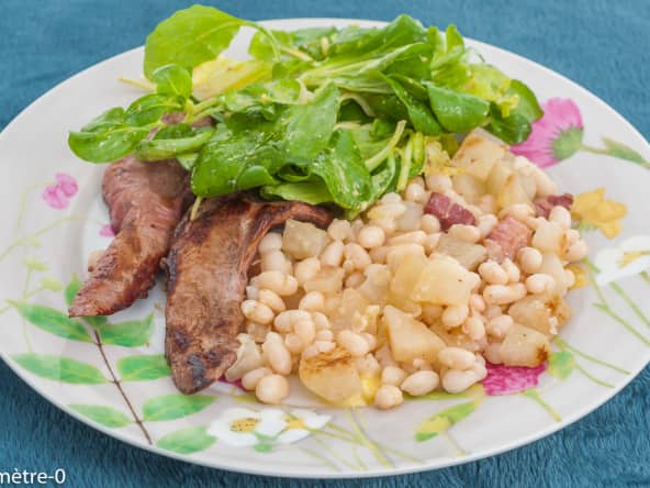 Aiguillettes de canard aux haricots blancs chou rave et lardons