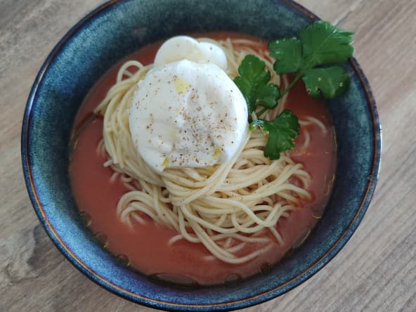 Spaghetti au gaspacho et burratina à déguster froid
