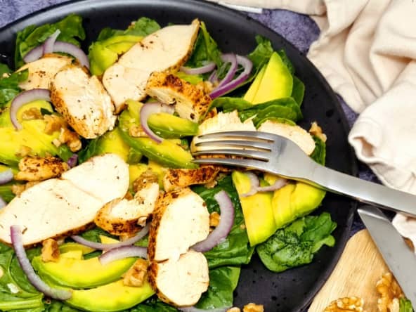 Salade de poulet grillé avocat épinards légèrement assaisonnée
