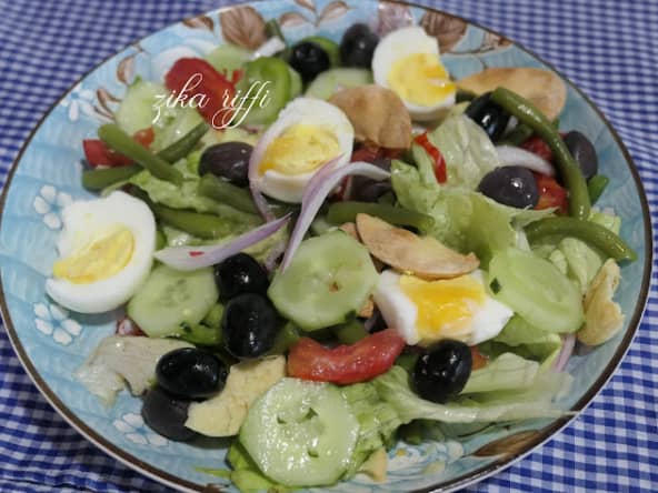 Salade estivale de crudités des beaux jours aux œufs durs et mini pain azyme
