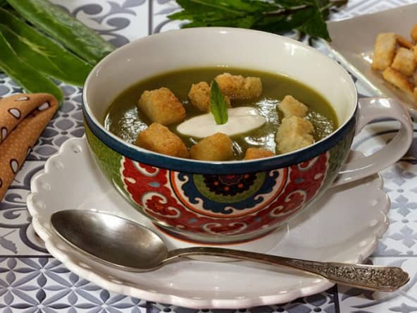 Velouté de cosses de petits pois à la menthe : une recette anti gaspi