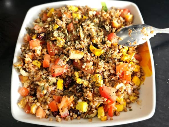 Taboulé sans gluten de sarrasin grillé à la courgette