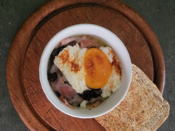 Œuf cocotte, courgettes grillées à l'huile, porchetta, fromage de chèvre