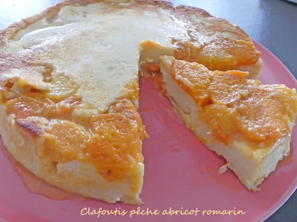 Clafoutis d'été pêche abricot romarin