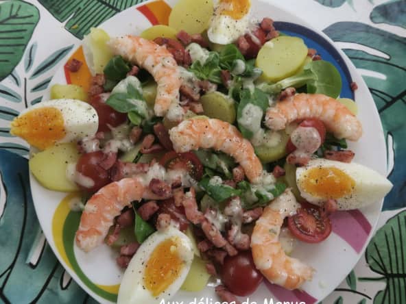 Salade de pommes de terre aux oeufs durs, crevettes, lardons et tomates cerises : une recette bien copieuse