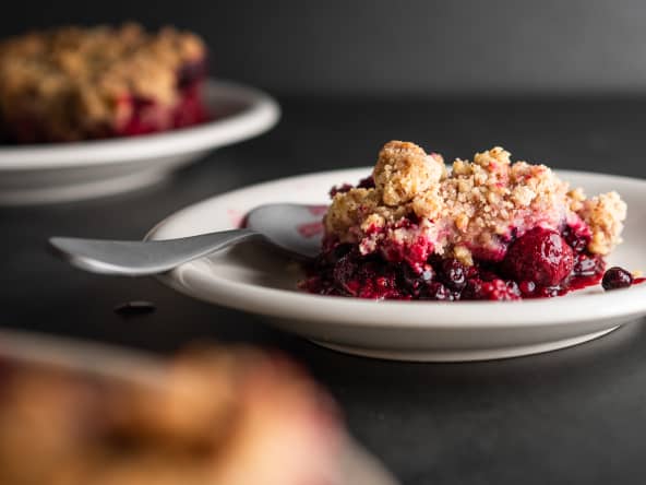 Une recette simple et rapide de crumble vegan aux fruits rouges