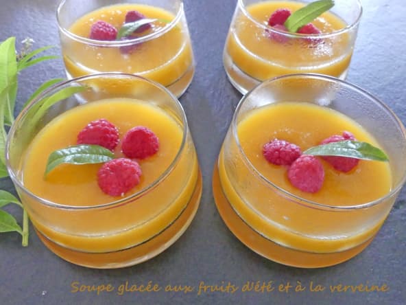 Soupe glacée aux fruits d'été et à la verveine : un dessert 100% fraîcheur
