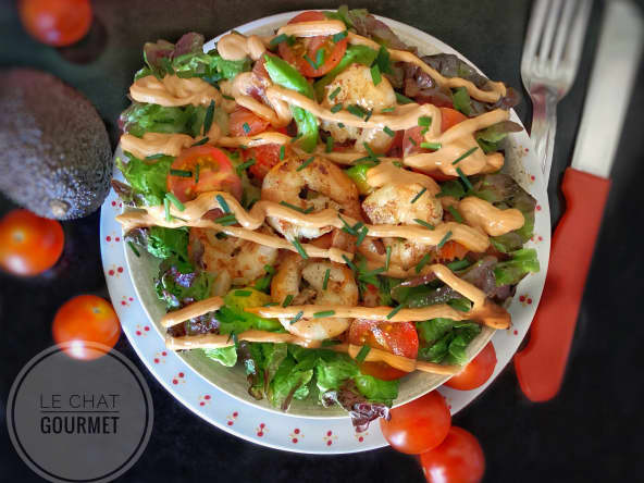 Salade complète de pamplemousse, avocat et crevettes sautées à l’ail