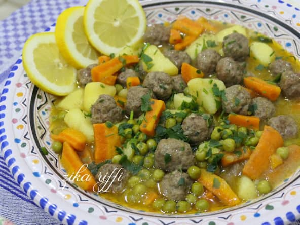 Tajine jelbena bel kefta, aux boulettes, petits pois, carottes et pomme de terre