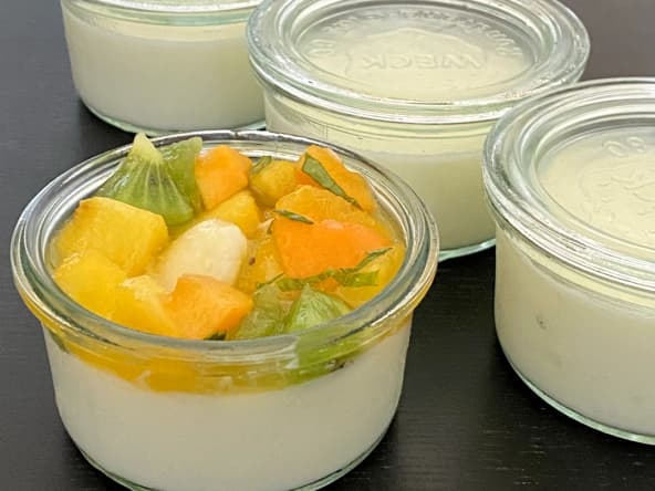 Firni traditionnel indien, le lait parfumé en crème aux fruits d’été