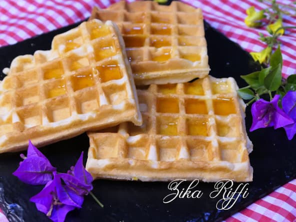 Gaufres au lait en poudre et miel pour un petit déjeuner